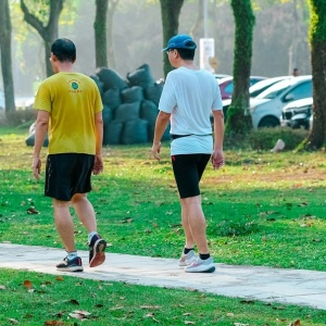Apakah Jalan Kaki Bisa Mengecilkan Perut Buncit? Simak Penjelasan dan Tips agar Cepat Rata