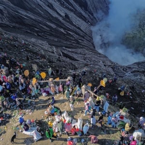 Ribuan Warga Tengger Rayakan Yadnya Kasada di Gunung Bromo