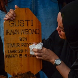 Haru Keluarga Iringi Pemakaman Musisi Gustiwiw