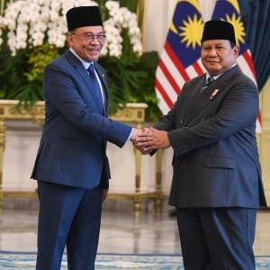 Momen Presiden Prabowo Sambut Langsung PM Anwar Ibrahim di Istana