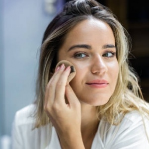 5 Cara Touch Up Bedak Padat di Atas Makeup yang Mulai Luntur agar Wajah Kembali Flawless