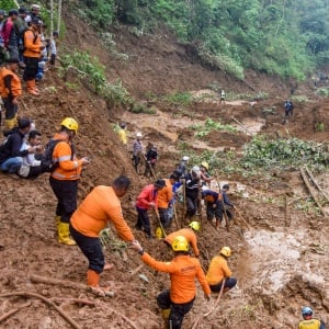 Tanah Longsor di Tasikmalaya, Tim SAR Cari 2 Warga yang Tertimbun