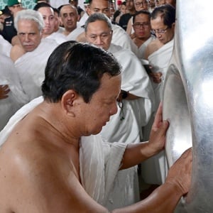 Momen Prabowo Cium Hajar Aswad saat Menunaikan Ibadah Umrah