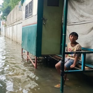 Banjir Rendam Pemukiman di Kampung Makasar Jakarta Timur