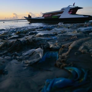 Pantai Muara Siberut Mentawai Dipenuhi Sampah