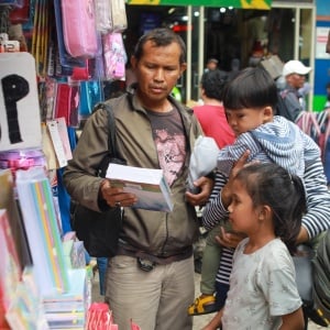 Laris Manis Pasar Jatinegara Jelang Tahun Ajaran Baru