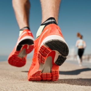 Review Sepatu Lari Carbon Plate Lokal: Worth It Nggak Buat Pelari Pemula, Cuma Lari 5 KM?