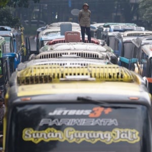 Dedi Mulyadi Larang Study Tour, Puluhan Bus Demo di Gedung Sate