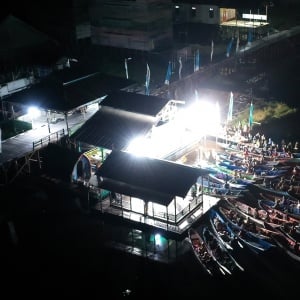 Serunya Nobar Film di Bioskop Terapung Desa Muara Enggelam