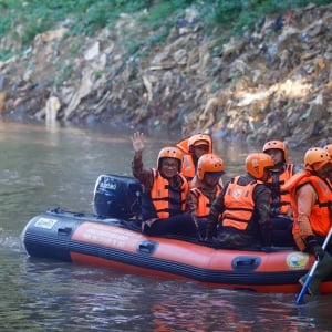 Potret Pramono Anung Susur Sungai Jakarta Naik Perahu
