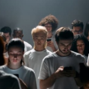 Urban Loneliness: Kesepian yang Mengintai Pekerja di Kota Besar