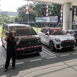 Penampakan Deretan Mobil Mewah Milik Riza Chalid yang Disita Kejagung