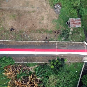 Warga Pekalongan Pasang Bendera Merah Putih Sepanjang 300 Meter