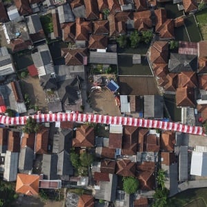 Warga Tasikmalaya Buat Lorong Merah Putih Sepanjang 250 Meter