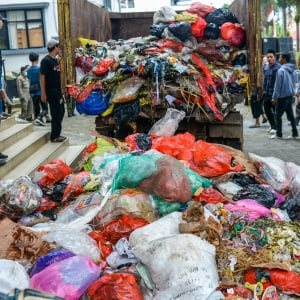 Tolak Kerja Sama TPA Bangkonol, Warga Buang Sampah di Kantor Bupati Pandeglang