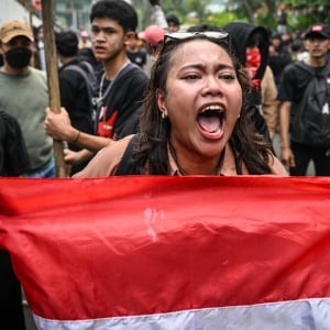 Aksi Demo Berujung Ricuh: Massa vs Aparat di Depan Gedung DPR
