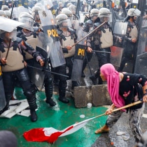 Demo Mahasiswa Ricuh di DPR, Polisi dan Massa Bentrok hingga Senayan