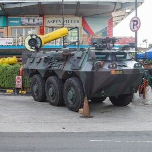 Kendaraan Taktis TNI Berjaga di Pusat Perbelanjaan