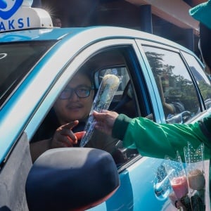 Ojol Gelar Aksi Damai, Berbagi Bunga dan Harapan