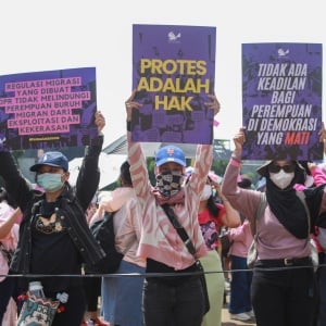 Tolak Kenaikan Tunjangan, Aliansi Perempuan Geruduk DPR