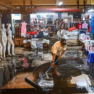 Terdampak Proyek Drainase, Pasar Cipulir Tergenang