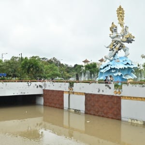 Puluhan Warga dan Wisatawan Asing Dievakuasi dari Banjir di Bali