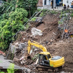 Tanggul Setinggi 15 Meter di Semarang Longsor