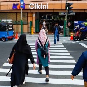 Nggak Perlu Lompat Pagar lagi, Kini di Stasiun Cikini Ada Pelican Crossing