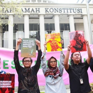 Aksi Tolak UU TNI di depan Mahkamah Konstitusi