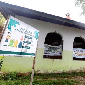 Bangunan Sekolah Rusak, Siswa SD Negeri 1 Bone Raya Belajar di Masjid