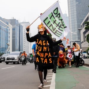Aksi Draw the Line, Menuntut Keadilan Iklim dan Demokrasi