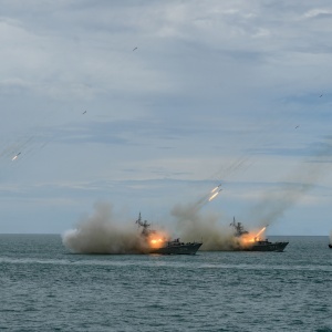HUT TNI ke-80: TNI AL Gelar Parade Laut dengan 51 Kapal Perang
