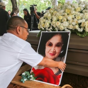 Prosesi Pemakaman Yurike Sanger, Istri ke-7 Bung Karno