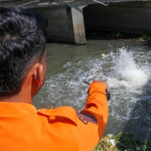 Gelembung Misterius Berbau Gas Muncul di Sungai Rungkut Surabaya