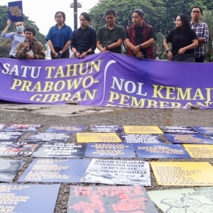 Aksi Simbolik Kritik Satu Tahun Prabowo-Gibran di Depan Istana Negara