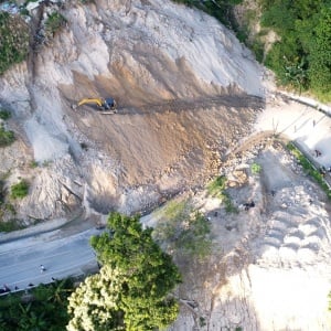 Longsor Tutup Jalan Trans Sulawesi di Gorontalo