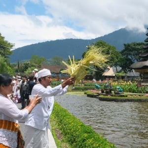 Ratusan Umat Hindu Gelar Upacara Danu Kerthi di Danau Beratan