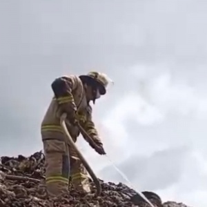 Menjinakkan Bom Waktu di TPA Bakung: Benteng Air dan Larangan Rokok demi Halau Api
