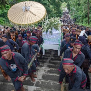 Lautan Masyarakat Iringi Pemakaman Raja Pakubuwono XIII