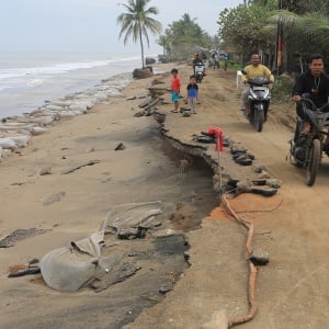 Abrasi Pantai di Aceh Utara, Garis Pantai dan Jalan Rusak Parah