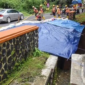 Hujan Deras Sebabkan Jalan Nasional di Ciamis Amblas