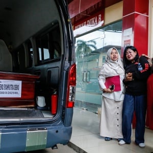 Tangis Keluarga Iringi Pemulangan Dua Jenazah Korban Kerusuhan di Kwitang