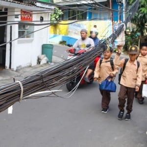 Dua Pekan Dibiarkan Menjuntai, Kabel Utilitas di Setiabudi Ancam Keselamatan Warga
