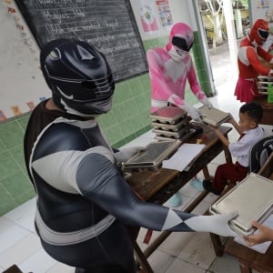 Siswa SD Kediri Ceria, Makan Bergizi Gratis Ditemani Power Rangers