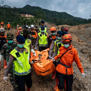 Evakuasi Korban Bencana Tanah Longsor di Banjarnegara