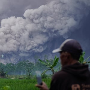 Erupsi, Gunung Semeru Ditetapkan Berstatus Awas