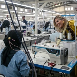 Potret Ratu Maxima Saat Menyapa Pekerja Garmen di Sragen