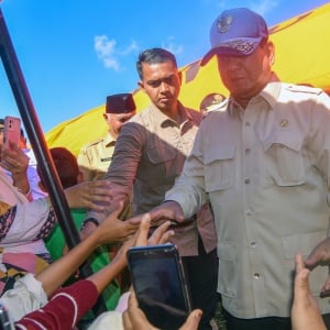 Potret Prabowo Kunjungi Pengungsi Banjir di Padang Pariaman