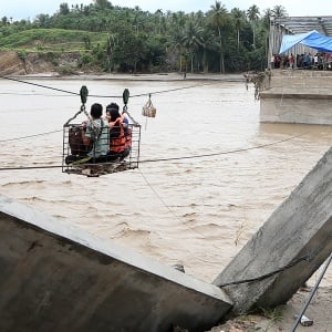 Jembatan Juli Ambruk, Warga Bertaruh Nyawa Lintasi Sungai dengan Kabel Baja