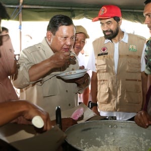 Momen Prabowo Cicipi Masakan Dapur Umum Saat Tinjau Pengungsian Aceh